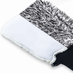 Baksidan av svartvit mikrofiber-tvättvante med mudd