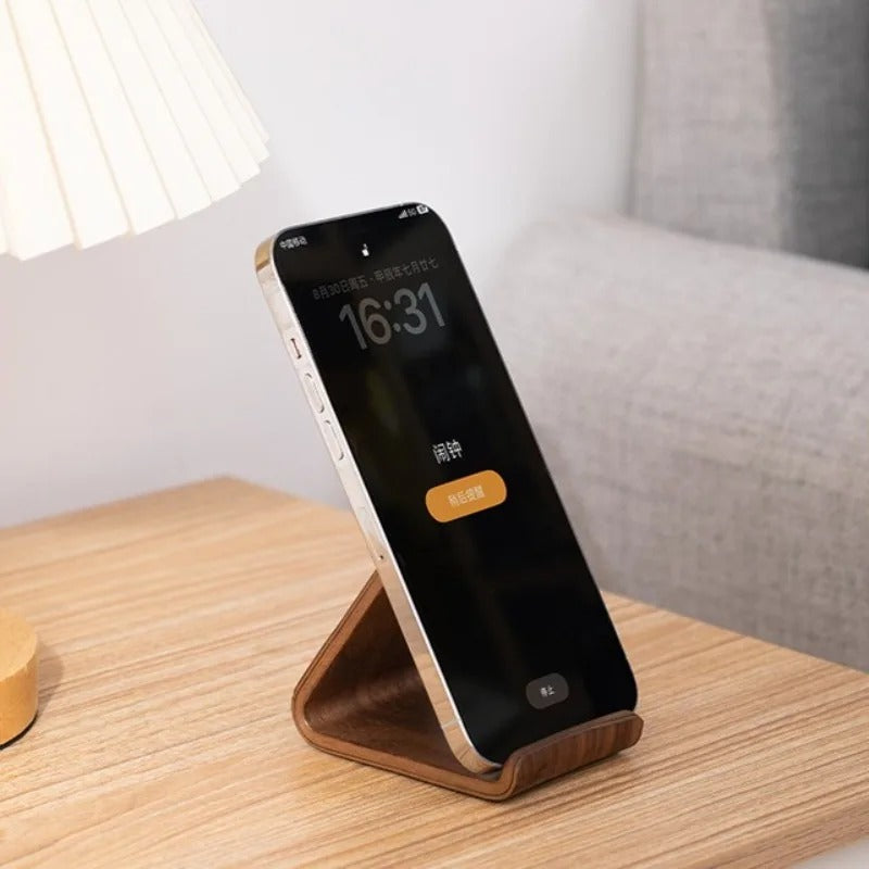 Telefonställ i mörk träfinish, modell 2, med mobiltelefon i stående läge